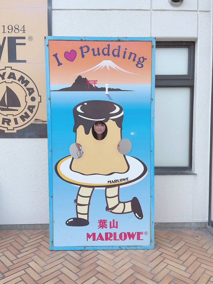 顔をはめる看板で記念写真