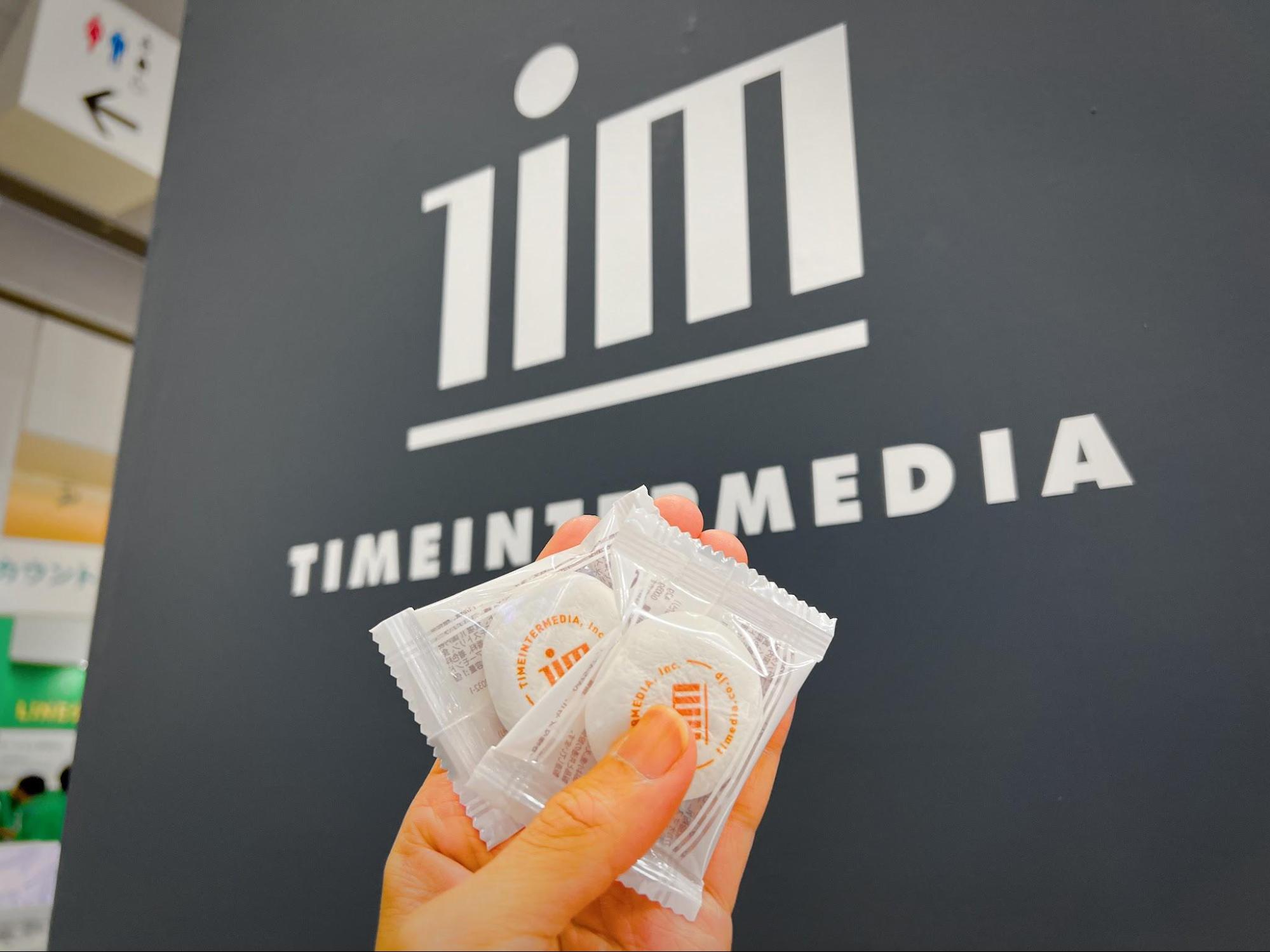 タイムインターメディア（TIM）のオレンジ色ロゴが可食印刷された白いマシュマロの写真