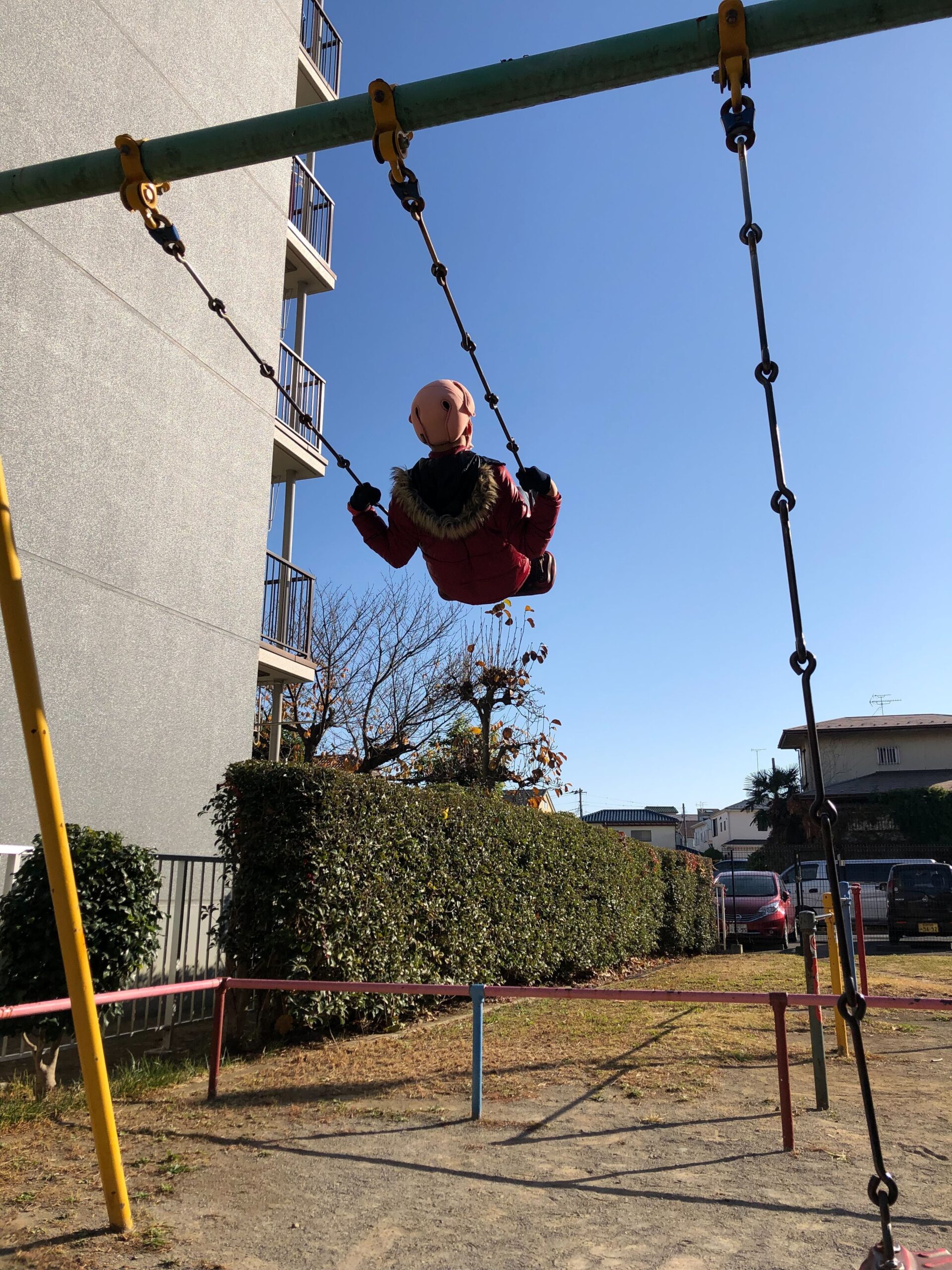 散歩中に公園のブランコで遊んでいる写真