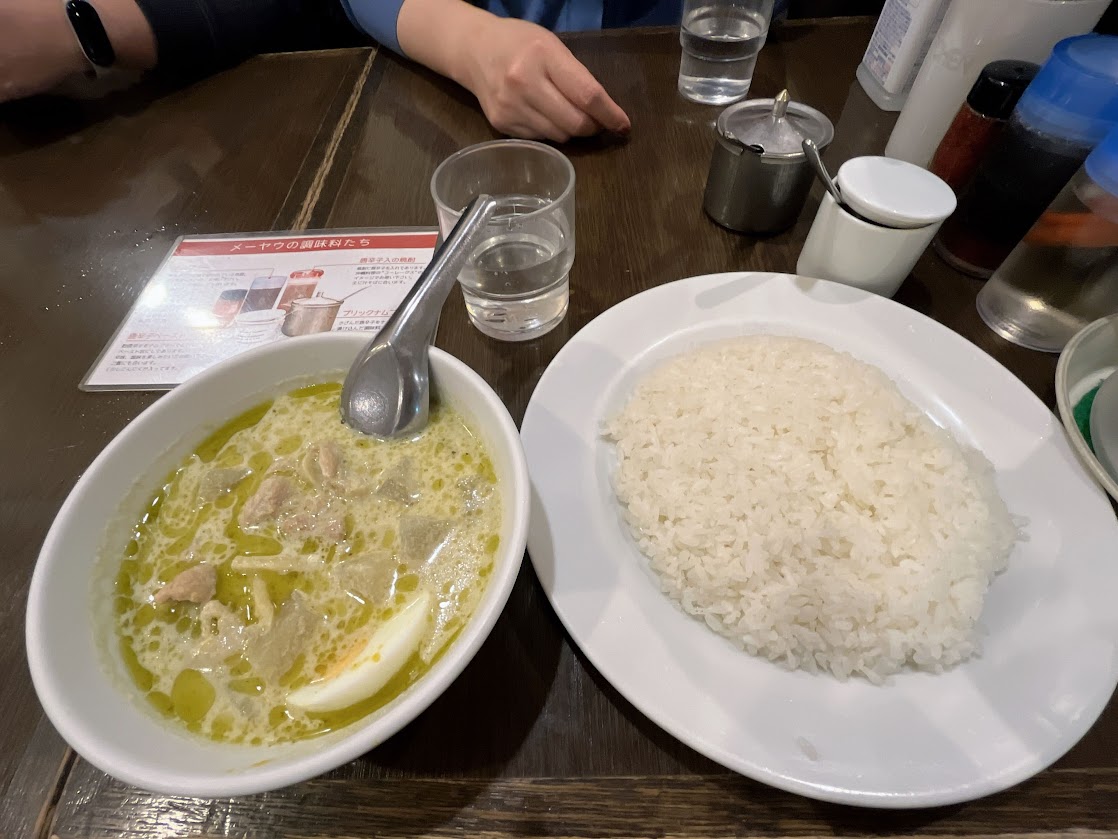 タイ料理屋のグリーンカレーの写真